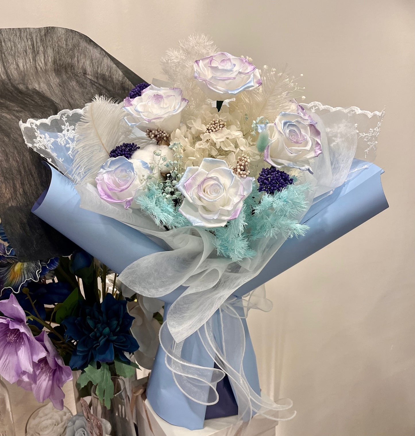 Pearlescent Icy Preserved Dual-Color Roses Bouquet with Lace