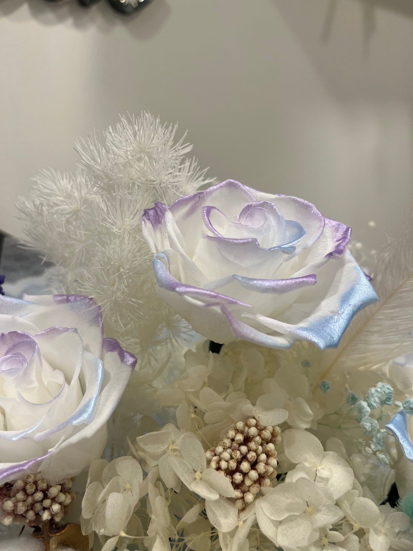 Pearlescent Icy Preserved Dual-Color Roses Bouquet with Lace
