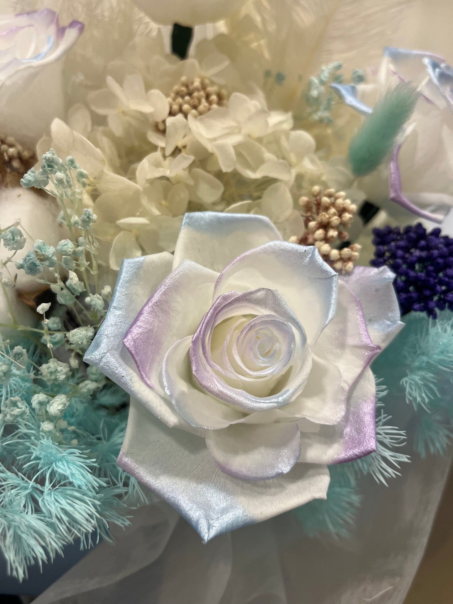 Pearlescent Icy Preserved Dual-Color Roses Bouquet with Lace